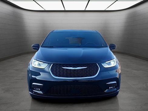 Used 2025 Chrysler Pacifica Select image 8