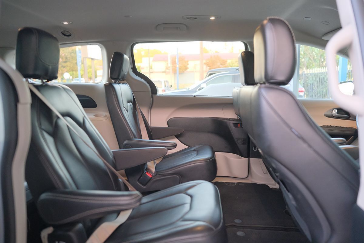 Used 2024 Chrysler Pacifica Touring-L FWD image 30