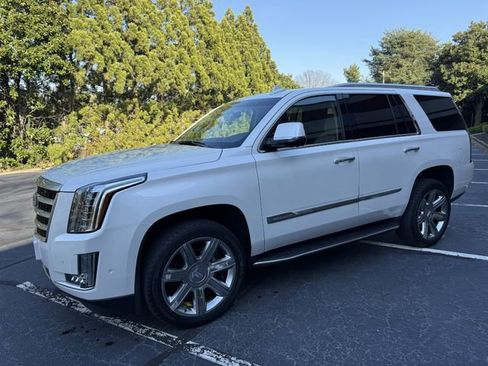 Used 2018 Cadillac Escalade Luxury image 2