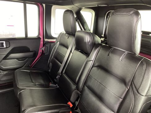 Used 2022 Jeep Wrangler Unlimited Sahara w/ LED Lighting Group AWD/4WD image 33