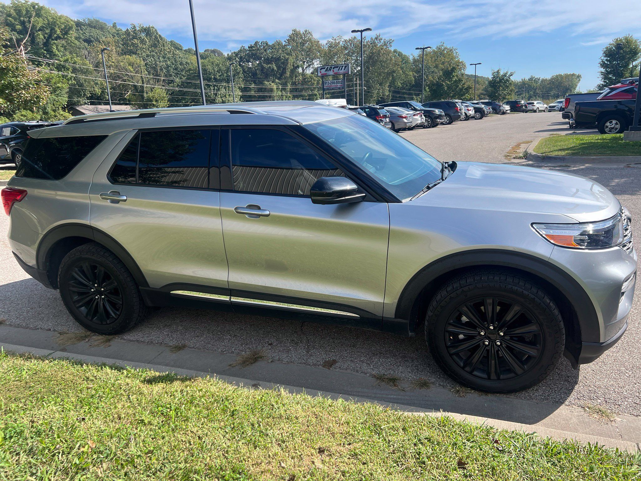 Used 2021 Ford Explorer Limited w/ Equipment Group 301A AWD/4WD image 4