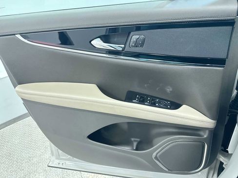 Used 2023 Lincoln Nautilus Reserve image 31