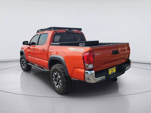 Used 2017 Toyota Tacoma TRD Sport AWD/4WD image 3