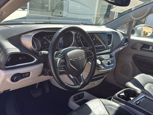Used 2021 Chrysler Pacifica Touring-L FWD image 30