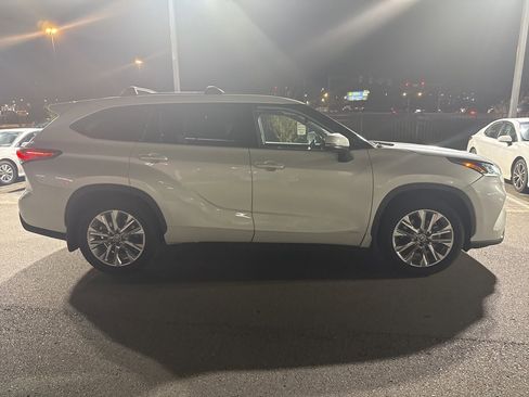 Used 2022 Toyota Highlander Limited image 3