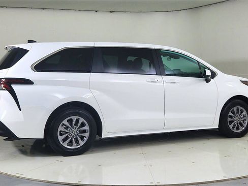 Used 2024 Toyota Sienna LE image 7