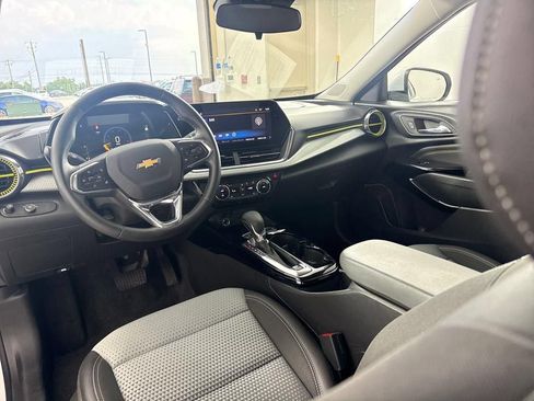 Used 2025 Chevrolet Trax LT w/ Driver Confidence Package FWD image 36