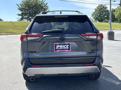 Used 2022 Toyota RAV4 SE w/ Convenience Package AWD/4WD image 5