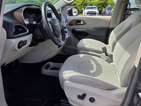 Used 2017 Chrysler Pacifica Touring FWD image 9