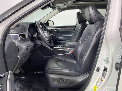 Certified 2024 Toyota Highlander Platinum AWD/4WD image 12