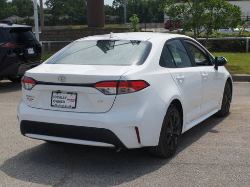 Used 2021 Toyota Corolla LE w/ Carpet Mat Package (TMS) FWD image 17