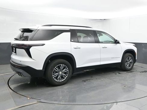 Used 2024 Chevrolet Traverse LT FWD image 2
