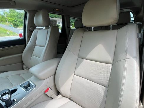 Used 2014 Jeep Grand Cherokee Limited w/ Luxury Group II AWD/4WD image 16