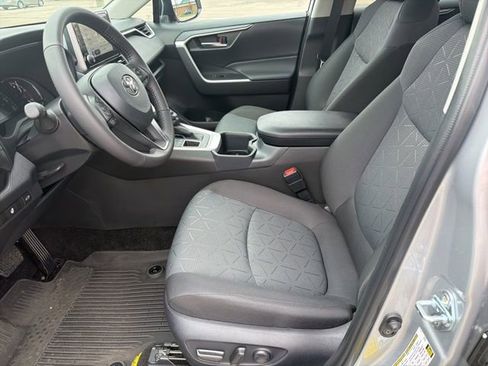 Used 2025 Toyota RAV4 XLE w/ Convenience Package image 5