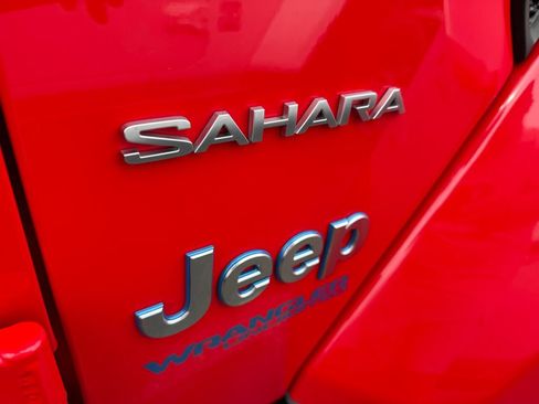 Used 2022 Jeep Wrangler Unlimited Sahara w/ Cold Weather Group AWD/4WD image 13