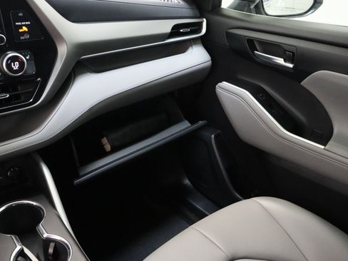 Certified 2021 Toyota Highlander XLE image 24
