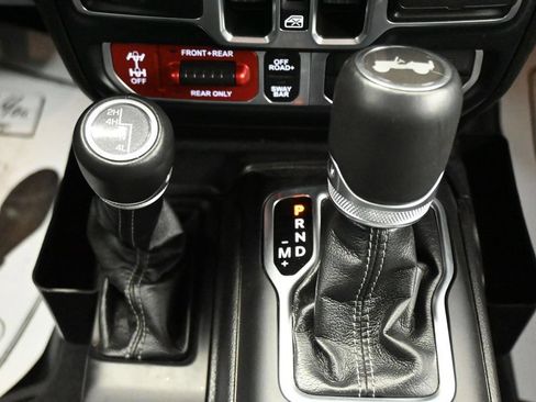 Used 2025 Jeep Wrangler Unlimited Rubicon w/ Convenience Group AWD/4WD image 21