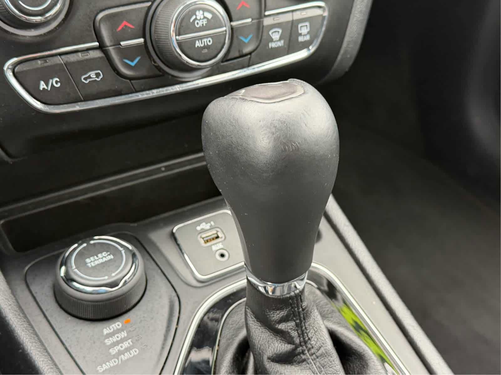 Used 2019 Jeep Cherokee Limited AWD/4WD image 22