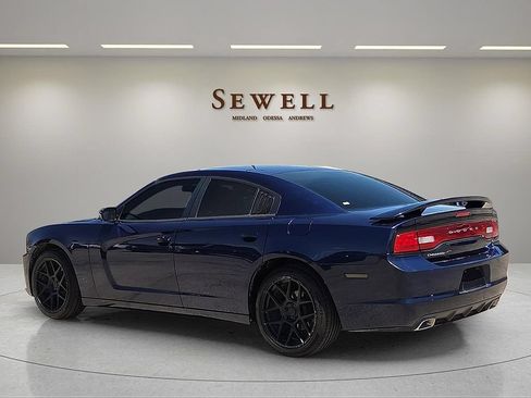 Used 2014 Dodge Charger SE RWD image 3