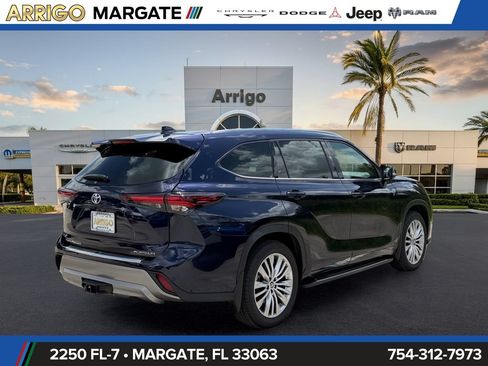 Used 2024 Toyota Highlander Platinum FWD image 7