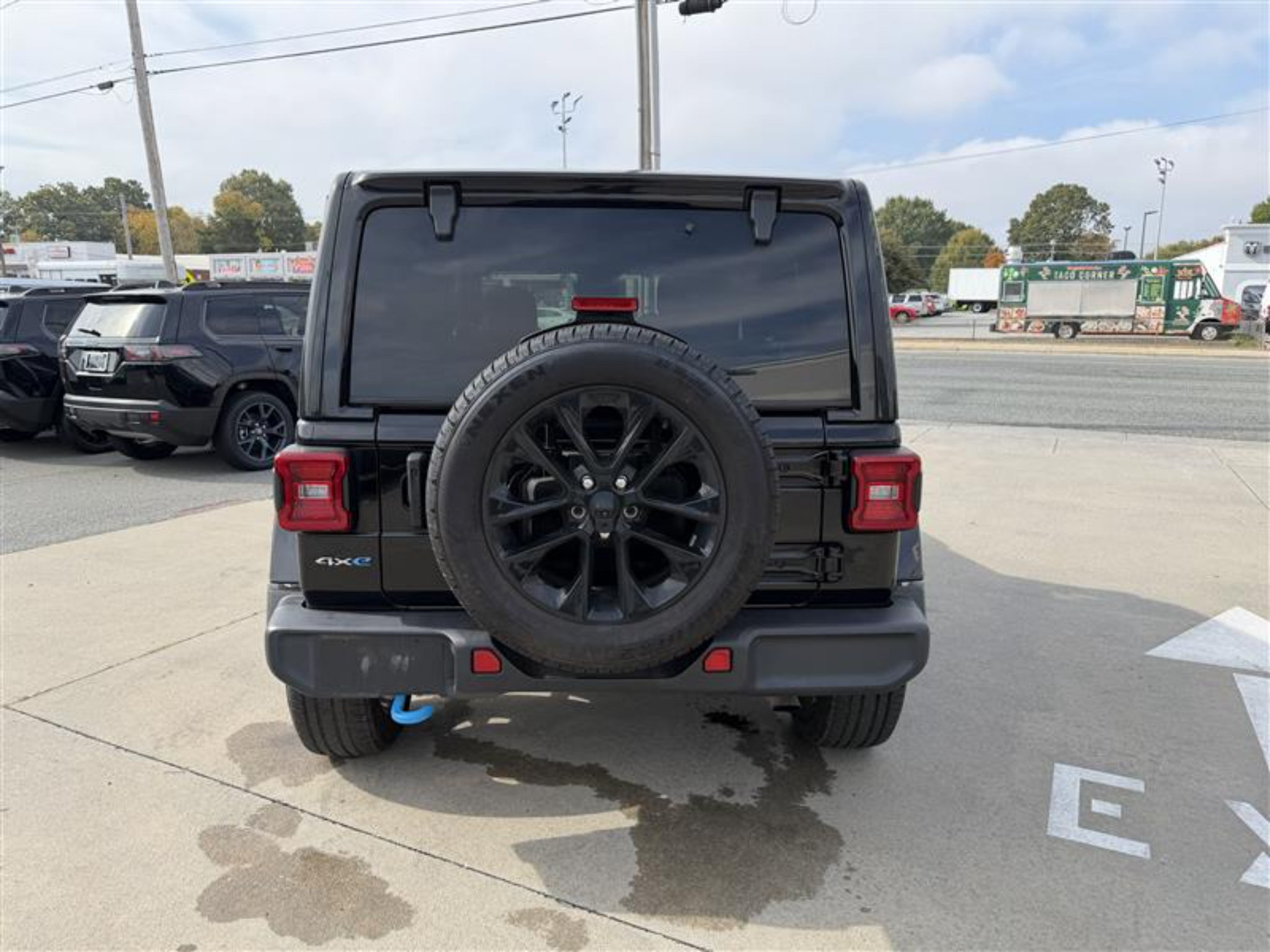 Used 2024 Jeep Wrangler Unlimited Sahara w/ Technology Group AWD/4WD image 7