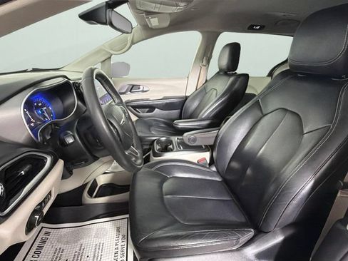 Used 2022 Chrysler Pacifica Touring-L FWD image 17