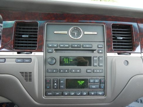 Used 2007 Lincoln Town Car Signature image 37