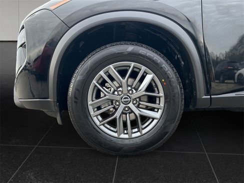 Used 2024 Nissan Rogue S image 9