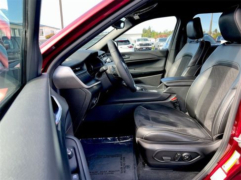 Used 2024 Jeep Grand Cherokee Altitude image 17