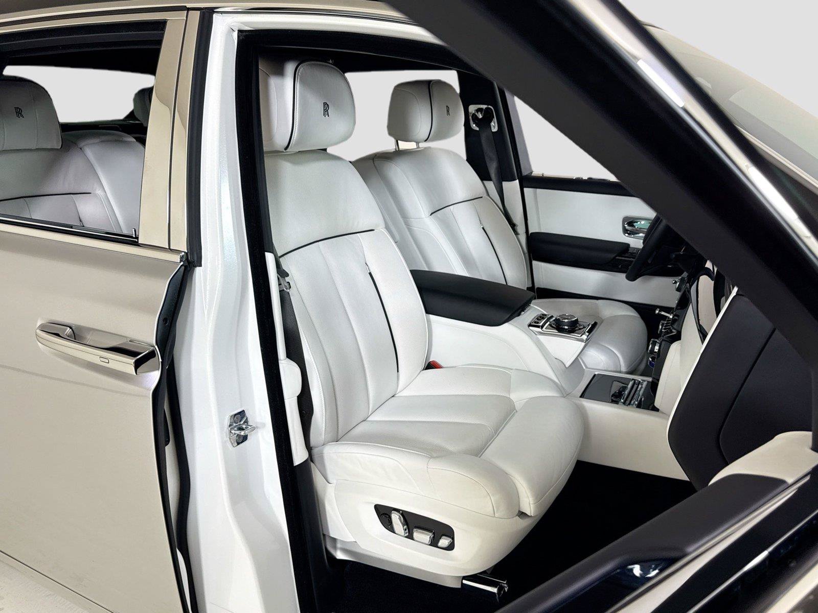 Used 2023 Rolls-Royce Phantom Sedan RWD image 37