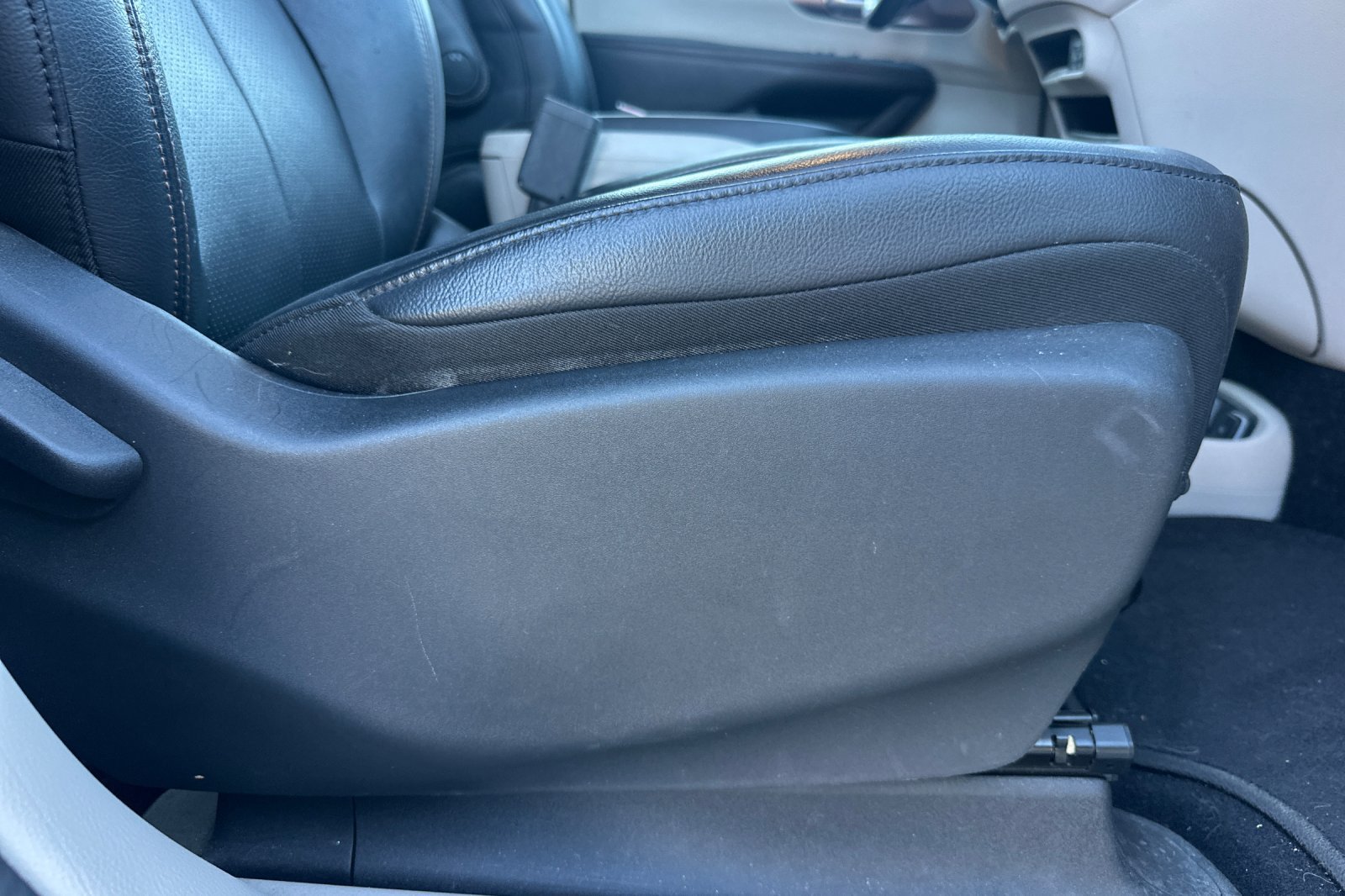 Used 2019 Chrysler Pacifica Touring-L w/ Advanced Safetytec Group FWD image 22