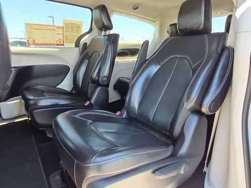 Used 2022 Chrysler Pacifica Touring-L FWD image 15
