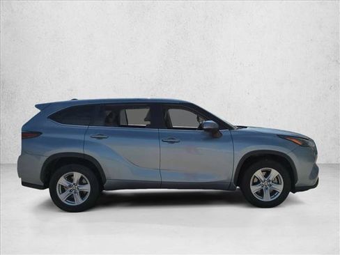 Used 2024 Toyota Highlander LE FWD image 3