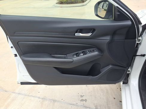 Used 2025 Nissan Altima 2.5 SV FWD image 13