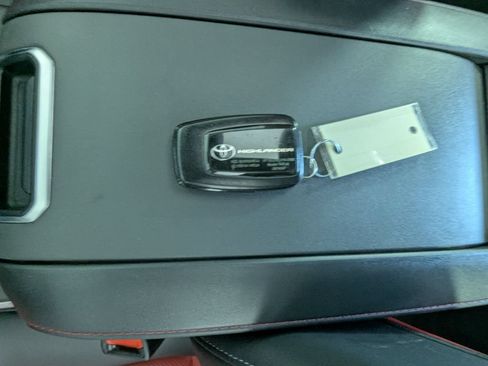 Used 2023 Toyota Highlander XSE FWD image 31