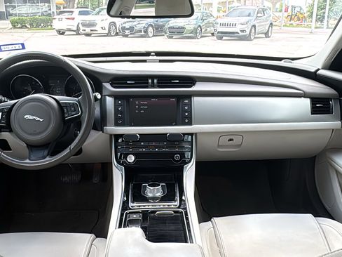 Used 2016 Jaguar XF Premium RWD image 17