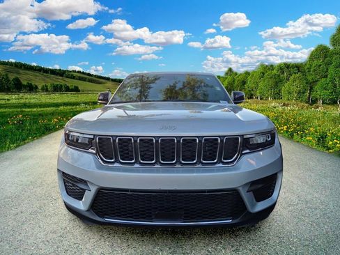 Certified 2025 Jeep Grand Cherokee Laredo RWD image 2