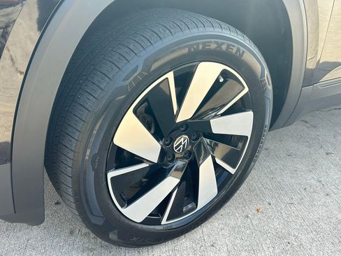 Used 2024 Volkswagen Atlas Cross Sport SE image 38