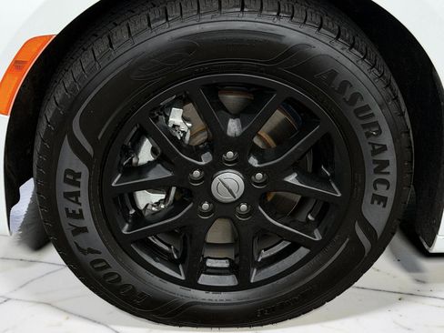 Used 2023 Chrysler Pacifica Touring-L FWD image 5