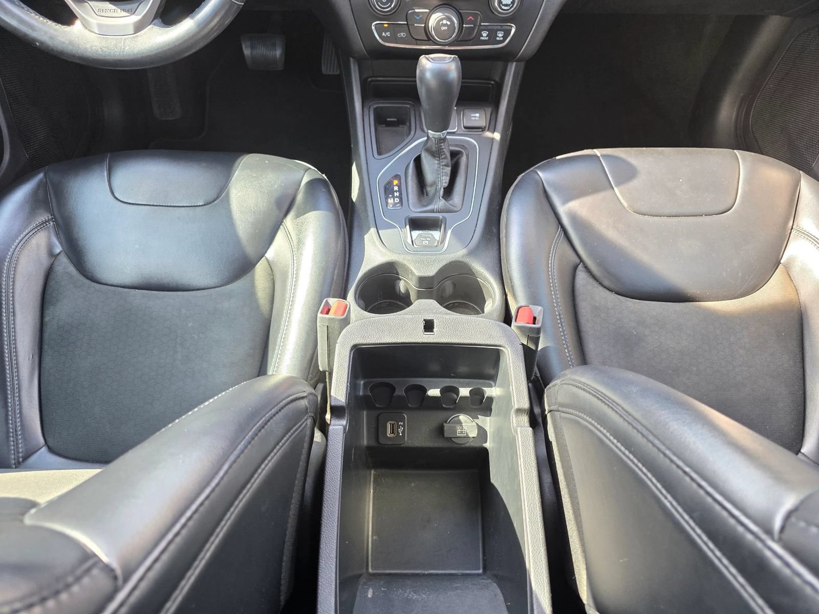 Used 2019 Jeep Cherokee Latitude Plus FWD image 18