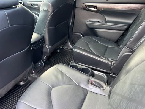Used 2022 Toyota Highlander Platinum image 4