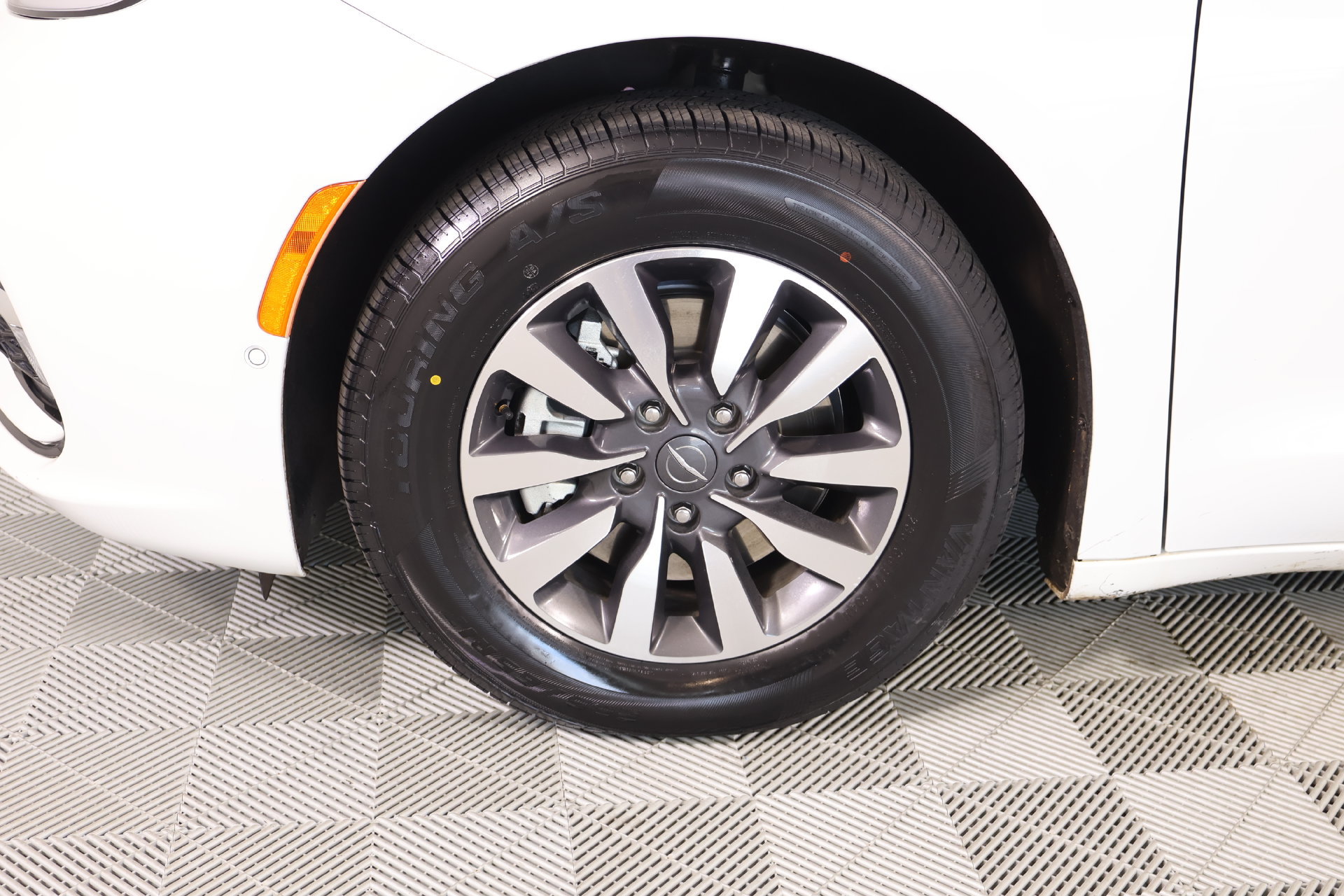 Used 2021 Chrysler Pacifica Touring-L FWD image 19