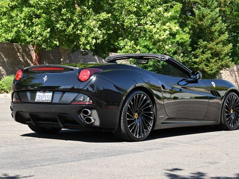 Used 2010 Ferrari California RWD image 6
