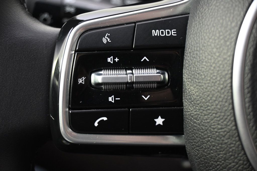 Used 2025 Kia Carnival FWD image 36