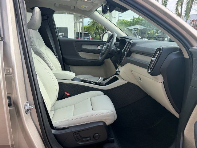 Certified 2024 Volvo XC40 B5 Plus AWD/4WD image 18