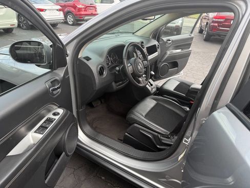 Used 2017 Jeep Compass Latitude image 10