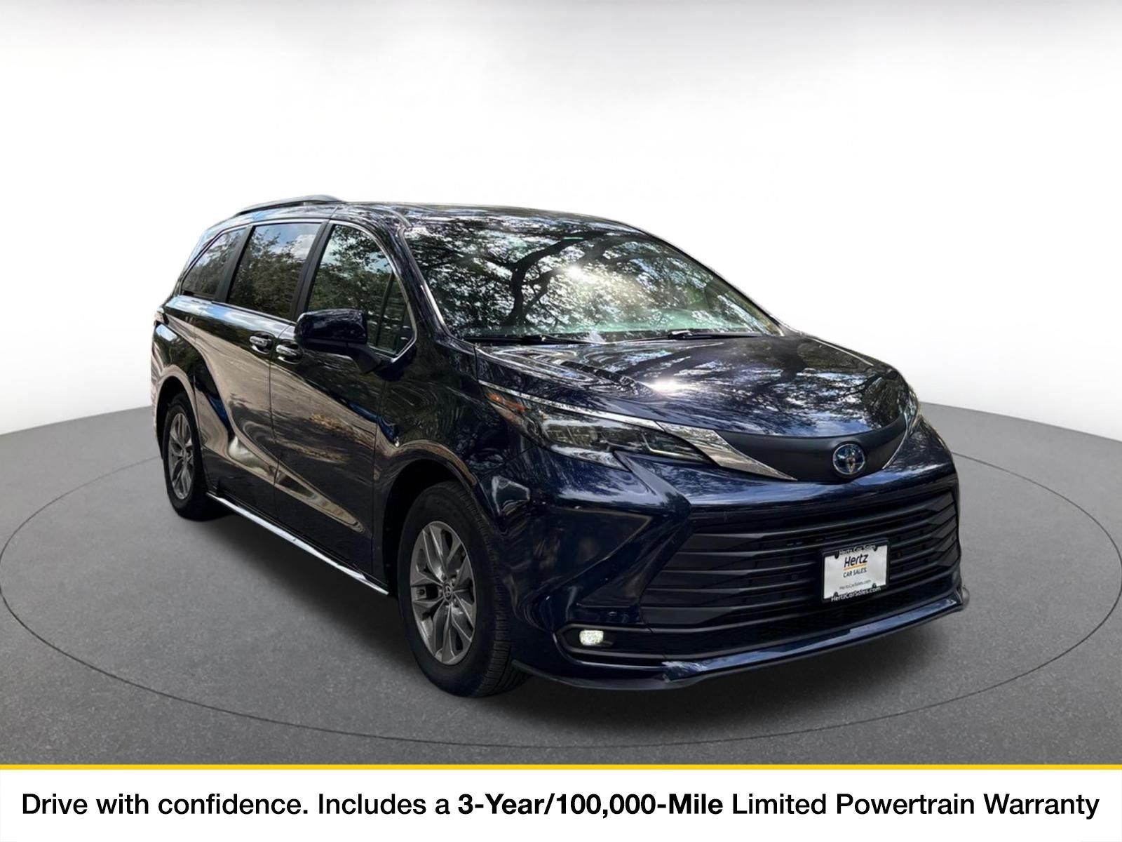 Used 2025 Toyota Sienna XLE FWD image 1