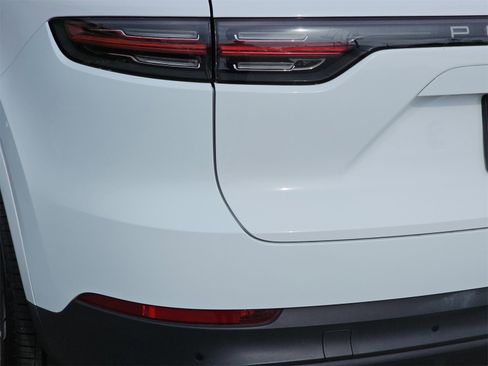 Used 2022 Porsche Cayenne Platinum Edition image 36