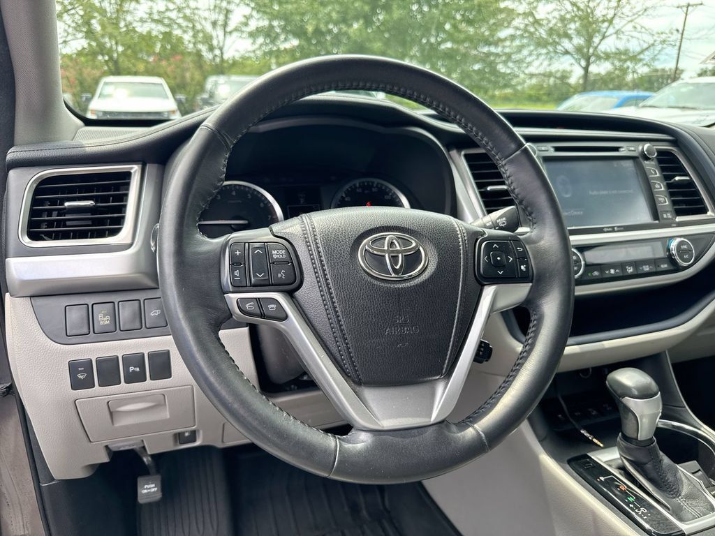 Used 2015 Toyota Highlander Limited AWD/4WD image 11
