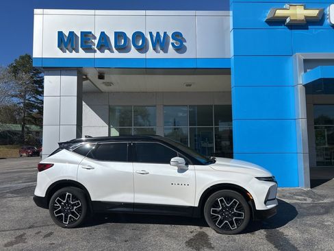 Used 2023 Chevrolet Blazer RS image 2